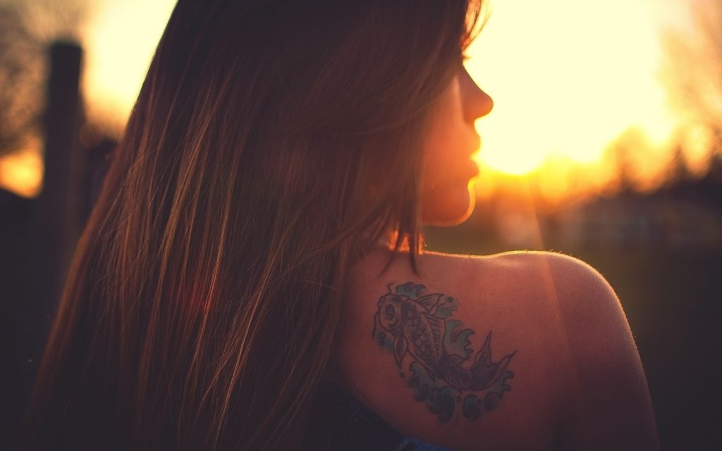 Pitaisiko-meidan-suojata-tatuointiasi-auringolta-1024x640.jpg